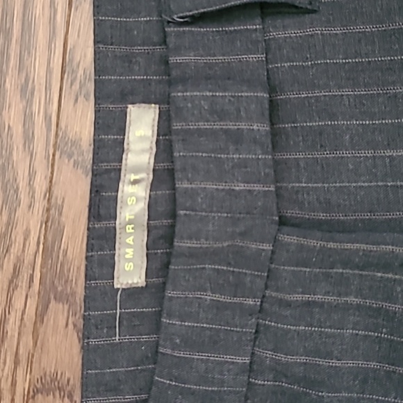 2/$25 Pinstripe Capri pants. Size 5 - Picture 4 of 7